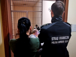 Funkcjonariusze SG z zatrzymanym cudzoziemcem