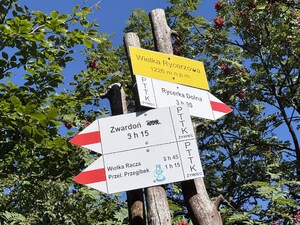 Funkcjonariusze wspinający się na szczyty: Muńcuł – 1165 m n.p.m. oraz Wielką Rycerzową – 1226 m n.p.m..