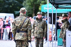 Uroczyste ślubowanie nowych funkcjonariuszy Śląskiego Oddziału Straży Granicznej. Złożenie meldunku