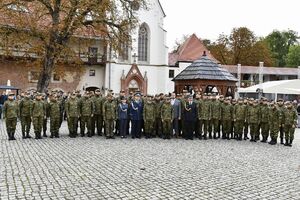 Zdjęcie grupowe funkcjonariuszy