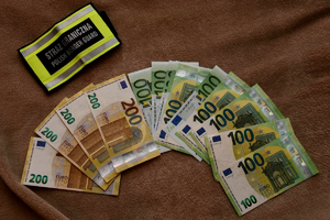 Pieniądze euro o nominale 200 i 100. Opaska Straży Granicznej