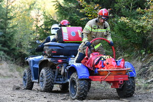 Quad z przyczepką do zwożenia osób poszkodowanych.
