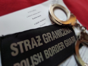 Naszywka z napisem Straż Graniczna, Kodeks karny, kajdanki