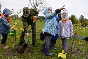  Sadzenie drzew przez przedszkolaków i funkcjonariuszy SG,
