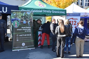  Namiot Straży Granicznej. Osoby oglądające