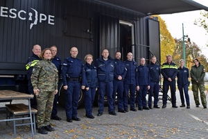  Funkcjonariusze służb, foto przy samochodzie EscapeTruck