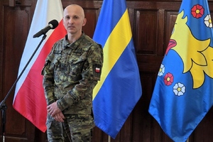  Osoba przy mikrofonie.