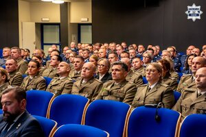 Uczestnicy spotkania siedzący na widowni