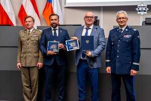 Zdjęcie grupowe przedstawicieli służb