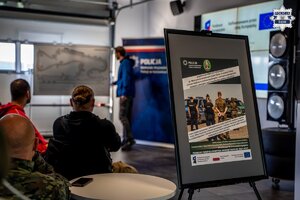 Plakat w tele rozmyte postacie