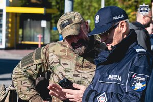 Funkcjonariusze rożnych służb podczas rozmowy